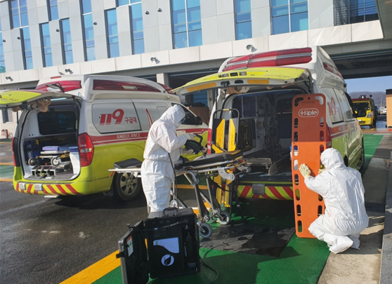 ▲ 충남도는 해외 입국 이후 자가 격리를 어기고 거주지를 무단이탈한 태안군 거주 70대 A씨를 검역법에 따라 경찰에 고발 조치했다. 사진은 코로나10 예방을 위해 소방관들이 119구급차를 소독하고 있다.ⓒ충남도