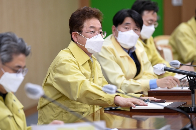 ▲ 이철우 경북도지사는 “우리는 언제나 그랬듯이 이 시련을 이겨내야 하고 이겨낼 것이기에, 다시 일어날 경북을 위해 공무원인 나부터, 우리부터, 도민에게 무엇이 최선일지를 좀 더 고민해보고 업무에 적극적·능동적으로 임하도록 하자”고 주문했다.ⓒ경북도