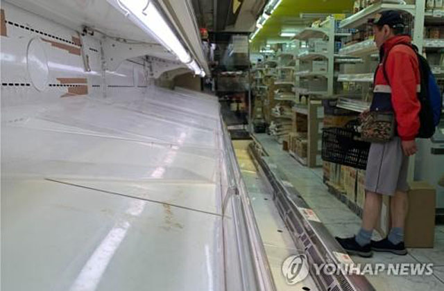 ▲ 텅 빈 도쿄 식료품점의 판매대. 지난 27일 모습이다. ⓒ연합뉴스. 무단전재 및 재배포 금지.