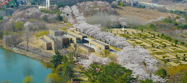 ▲ 경주엑스포 솔거미술관 봄 전경.ⓒ경주엑스포