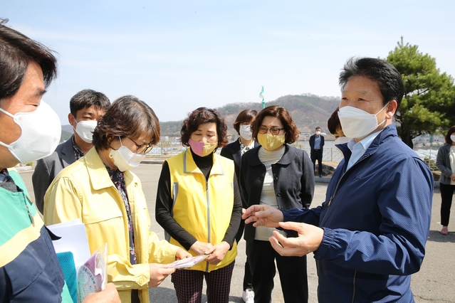 ▲ 이병환 성주군수가 자원봉사자들이 구슬땀을 흘리며 제작한 면마스크를 교육청 관계자에게 전달하고 있다.ⓒ성주군