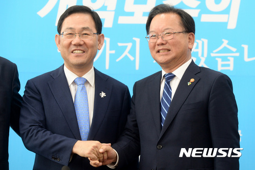 ▲ 대구 수성갑 미래통합당 주호영 후보(왼쪽)와 더불어민주당 김부겸 후보. ⓒ뉴시스