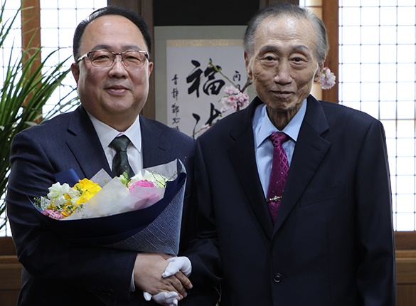 ▲ 엄태석 교수와 손용기 서원학원 이사장(왼쪽부터).ⓒ서원대학교