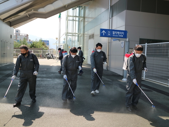 ▲ 미래통합당 경북도당 선대위는 31일 경산역에서 선거대책위원회 발대식 대신 방역봉사활동을 펼쳤다.ⓒ통합당 경북도당