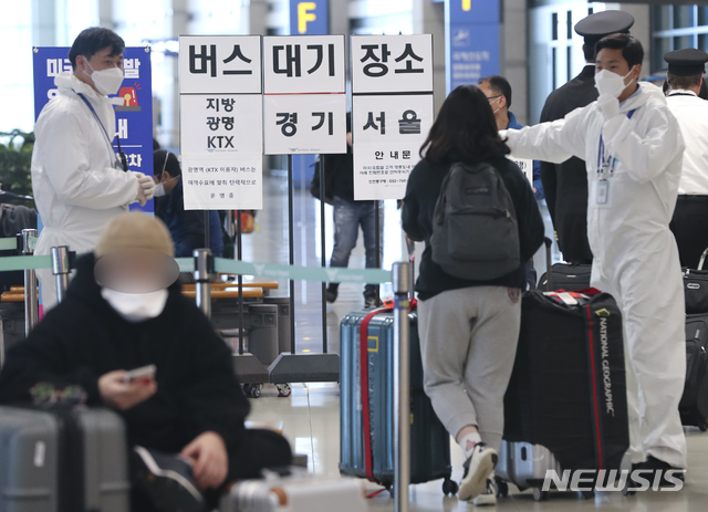 ▲ 해외에서 들어온 이들이 인천공항 입국장에서 교통 관련 안내를 받고 있다. ⓒ뉴시스