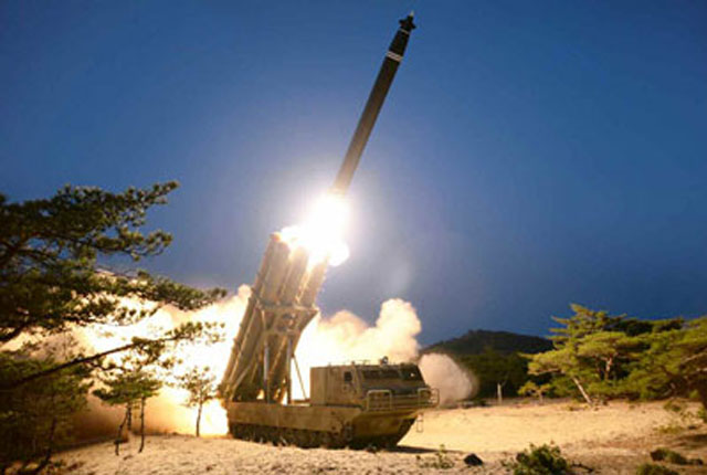 ▲ 북한 선전매체가 공개한 '초대형 방사포' 발사 사진을 가로 640, 세로 430픽셀로 확대했다. 원본 사진은 이보다 훨씬 작은 크기다. ⓒ북한 선전매체 화면 캡쳐.
