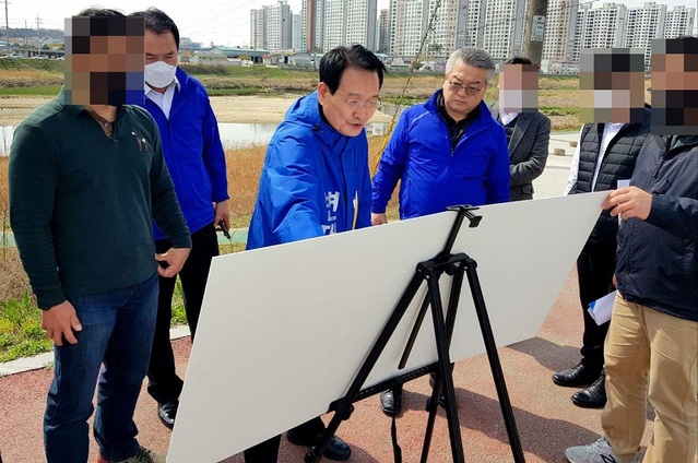 ▲ 변재일 후보가 31일 무심천에서 청주 무심동로~오창IC 위치도에 대해 설명하고 있다.ⓒ변재일 후보 사무실
