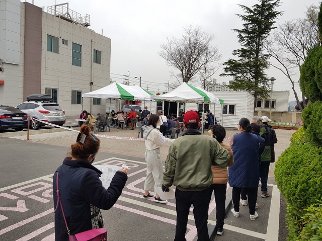 ▲ 연일읍행정복지센터의 ‘재난 긴급생활비’ 접수 모습.ⓒ포항시