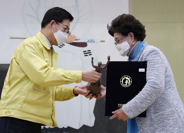 ▲ 양승조 유관순상위원회 위원장이 1일 충남도청에서 제19회 유관순상 시상식을 열어 손정자 대전 효·칭찬지도사교육원 원장에게 유관순상을 전달하고 있다. ⓒ충남도