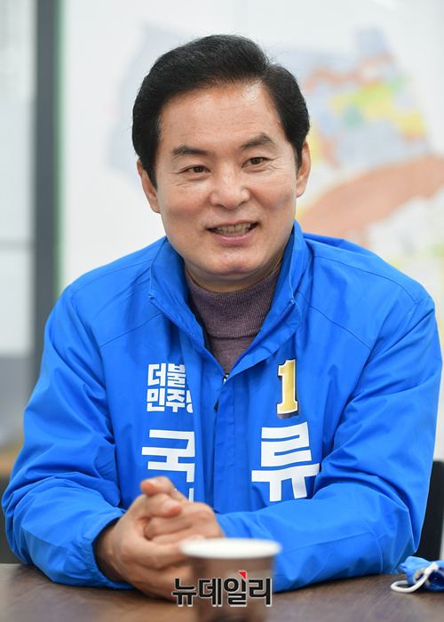 ▲ 류영진(60) 더불어민주당 부산광역시 부산진구을 국회의원 후보. 문재인 정부에서 초대 식품의약품안전처장을 지낸 '친문 핵심인사'다. ⓒ정상윤 기자