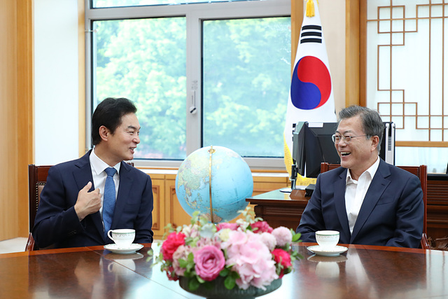 ▲ 류영진 후보가 문재인 대통령과 담소를 나누고 있다. ⓒ류영진 후보측 제공