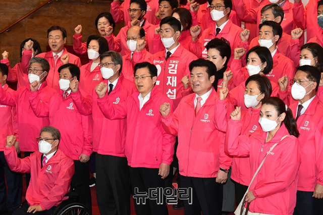 ▲ 황교안 미래통합당 대표와 원유철 미래한국당 대표 및 소속 후보들이 1일 오후 국회 로텐더홀 홀 앞 계단에서 열린 미래통합당·미래한국당 '나라살리기, 경제살리기' 공동 선언식 참석해 총선승리를 다짐하는 화이팅을 하고 있다.
ⓒ이종현 기자
