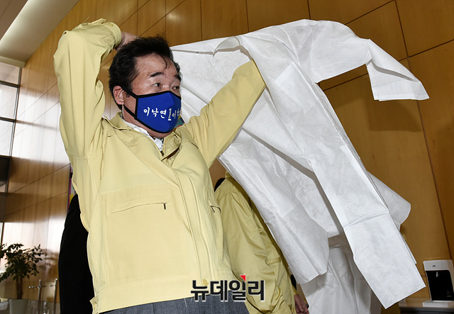 ▲ 이낙연 더불어민주당 코로나19 국난극복위원장이 1일 오후 '코로나19(중국 우한 폐렴)' 백신을 연구 중인 경기 용인시 GC녹십자의료재단 본사를 방문해 둘러보고 있다. ⓒ박성원 기자