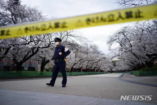 ▲ 우한코로나 여파로 일본 도쿄의 '벚꽃' 명소로 꼽히는 우에노 공원의 일부 통행로가 폐쇄됐다. ⓒ뉴시스