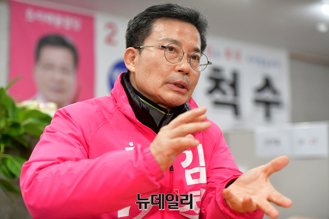 ▲ 미래통합당 김척수(58) 부산 사하갑 후보가 3월 26일 본지와이 인터뷰에서 선거전략과 출마 소감을 밝히고 있다. ⓒ정상윤 기자