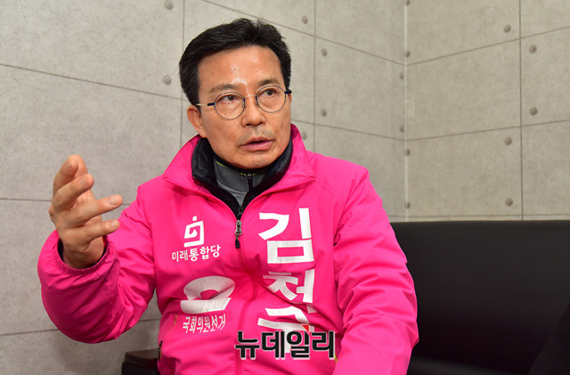 ▲ 김 후보의 좌우명은 부지런하면 부족한 것을 보충할 수 있다는 뜻의 '근능보졸(勤能補拙)'이다. ⓒ정상윤 기자