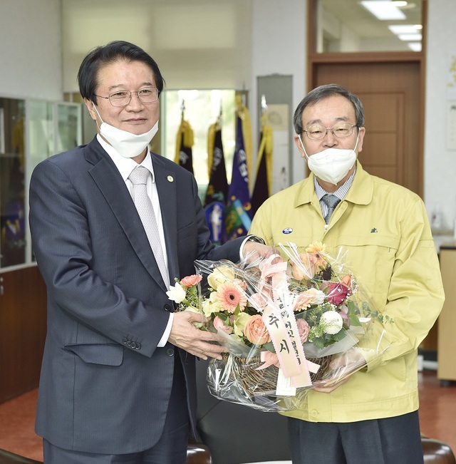 ▲ 원창묵 원주시장이 1일 이수영 원주시체육회장에게 꽃을 전달하고 있다.ⓒ원주시