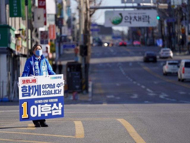 ▲ 이후삼 후보가 제천시내에서  출근길 인사를 하고 있다.ⓒ이후삼 후보 사무실