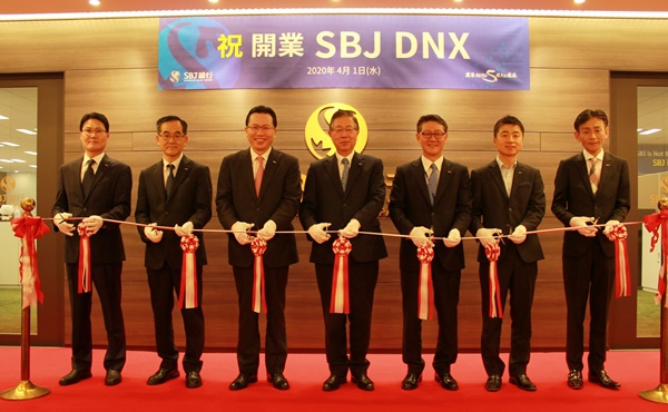 ▲ 지난 1일 일본 동경 SBJ본점에서 진행된 SBJ DNX 개업식에서 SBJ은행 토미야 세이이치로 사장(왼쪽 네번째), SBJ DNX 히라오카 사장(왼쪽 일곱번째), SBJ은행 전필환 부사장(왼쪽 세번째), SBJ DNX 김계환 부사장(왼쪽 첫번째) 및 관계자들이 테이프커팅을 하고 있다. ⓒ신한은행