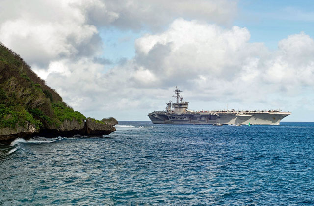 ▲ 괌 앞바다에 정박 중인 핵추진 항공모함 시어도어 루즈벨트 함. ⓒ미해군 태평양함대 사령부 공개사진.