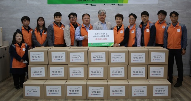 ▲ 홍성규 한전 충북본부 임직원들이 2일 초록우산 충북본부에 푸드박스 50개를 전달한 뒤 기념촬영을 하고 있다.ⓒ한전 충북본부