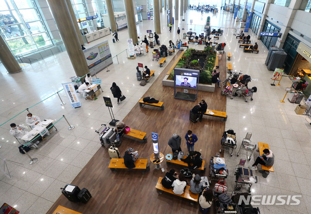 ▲ 해외 입국자들이 전용 공항버스를 탑승하기 위해 인천공항 내에서 대기하고 있다. ⓒ뉴시스