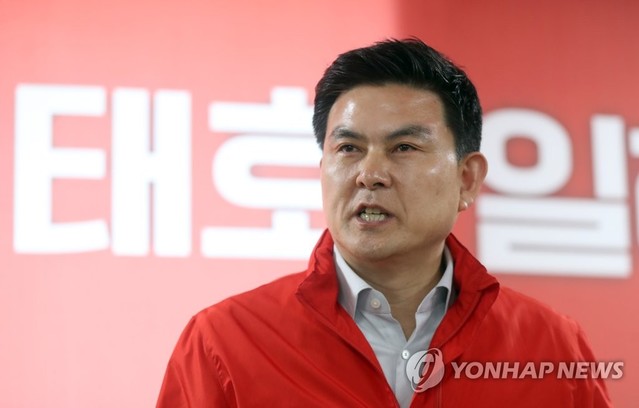 ▲ 김태호 제21대 국회의원선거 산청·함양·거창·합천선거구 예비후보가 지난달 8일 오후 경남 거창군 대동리 자신의 선거사무소에서 무소속 출마를 선언하고 있다. ⓒ연합뉴스