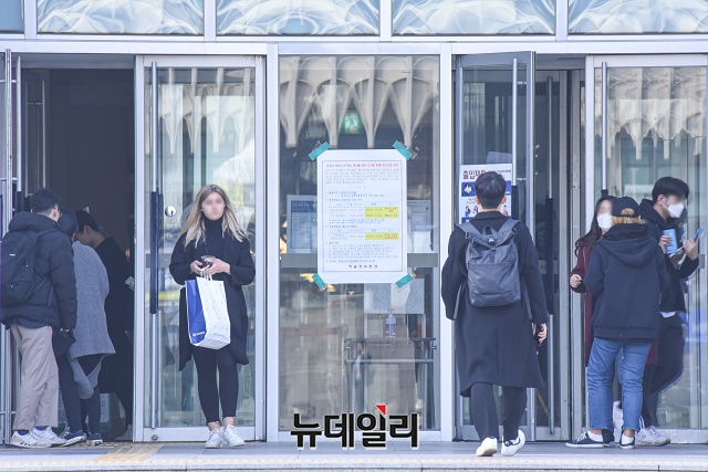▲ 우한 코로나(코로나-19) 사태 장기화로 초·중·고교가 '온라인 개학'을 결정하면서 대학가도 잇따라 온라인 강의를 연장하고 있다. ⓒ권창회 기자