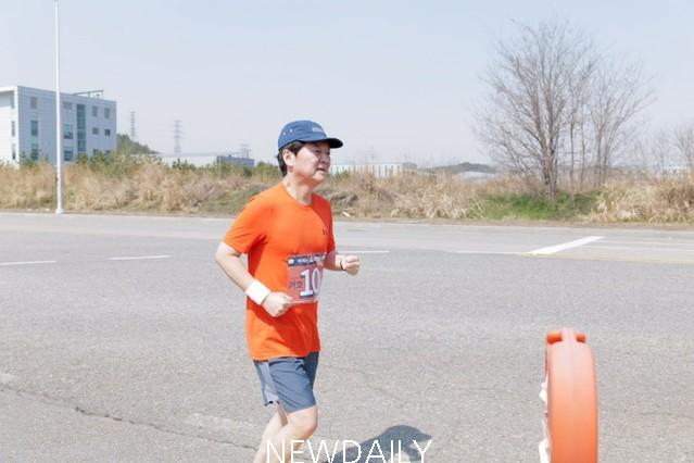 ▲ 국토 종주 이틀째를 맞은 안철수 국민의당 대표가 2일 당을 상징하는 오렌지색 티셔츠에 기호 10번을 달고 달리기를 하고 있다.ⓒ국민의당