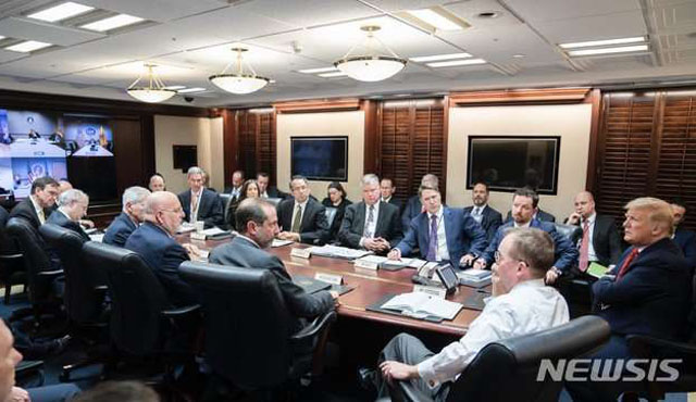 ▲ 백악관에서 열리는 우한코로나 대응 태스크포스 회의. 자신만만한 트럼프 대통령도 현재 상황을 위기라고 인정했다. ⓒ뉴시스. 무단전재 및 재배포 금지.