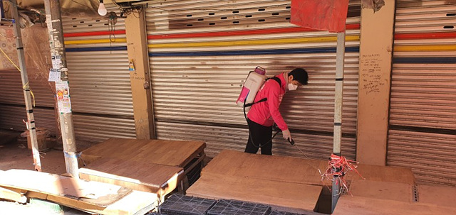 ▲ 이주환 후보는 우한코로나 사태 이후 연제구 곳곳을 돌아다니며 방역에 힘쓰고 있다. 사진은 방역 활동 중인 이 후보의 모습. ⓒ이주환 후보 선거캠프 제공