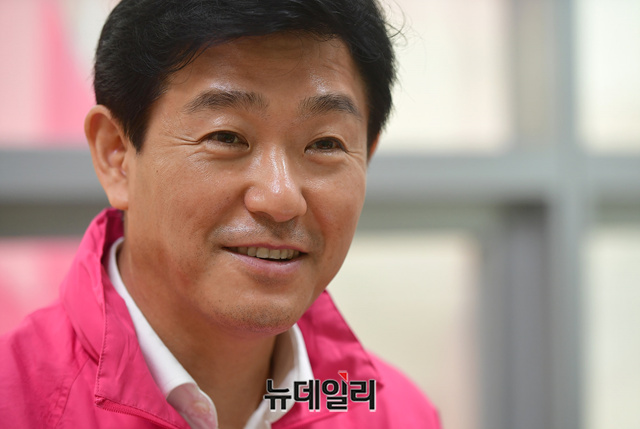 ▲ 지역에서 이룬 성과를 소개하며 미소를 띈 이주환 후보. ⓒ정상윤 기자