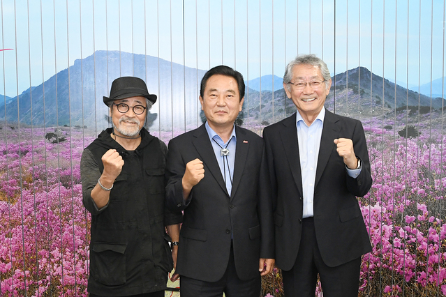 ▲ 대구 달성군(군수 김문오)은 2일 달성군홍보대사인 배우 전무송, 최종원 씨가 달성군청에 코로나19 확산방지를 위해  마스크 2000매를 보내왔다.ⓒ달성군