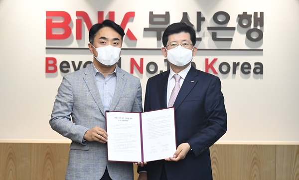 ▲ 빈대인 부산은행장(오른쪽)이 지난 1일 권희원 노조위원장과 코로나19 위기 극복을 위해 '노사공동선언문'을 발표했다. ⓒBNK부산은행