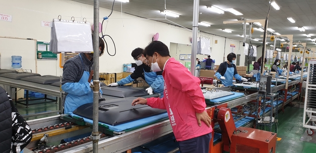 ▲ 구미지역 LCD TV 패널 생산공장을 찾아 현장을 점검하는 김영식 미래통합당 구미시을 국회의원 후보.ⓒ김 후보 측