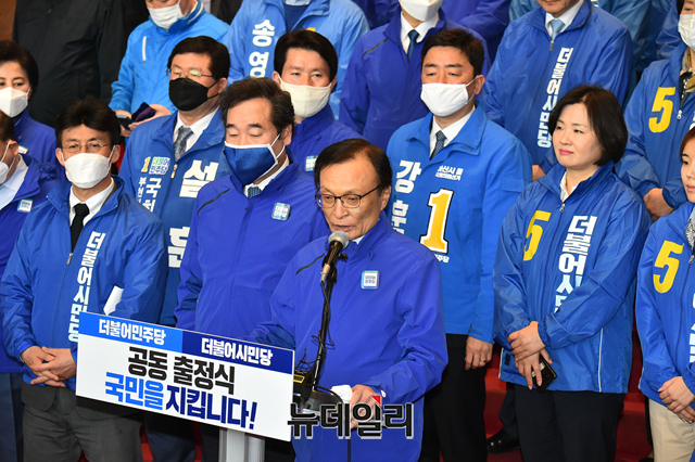 ▲ 이해찬 더불어민주당 대표가 2일 오후 국회에서 열린 더불어민주당·더불어시민당 제21대 총선 중앙선대위원회 공동 출정식에서 발언을 하고 있다.
ⓒ이종현 기자