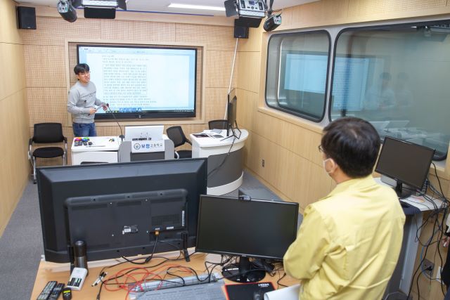 ▲ 최교진 세종시교육감이 3일 보람고를 방문해 오는 9일 온라인 개학에 대비한 원격수업 준비 상황을 점검하고 있다.ⓒ세종시교육청