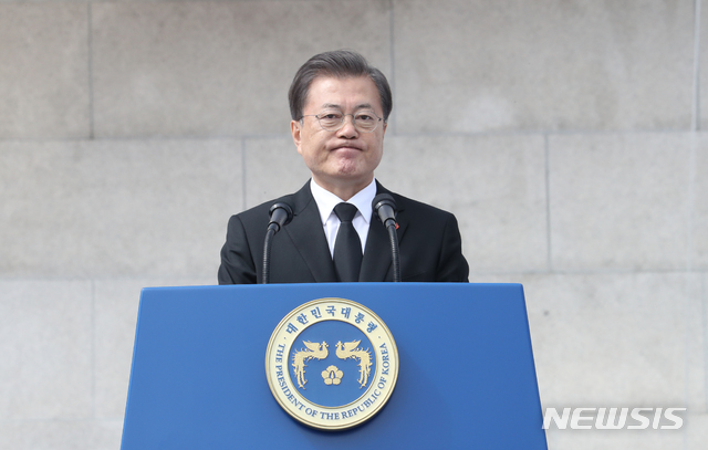 ▲ 문재인 대통령이 3일, 예비군 훈련비 인상 계획을 밝히자 '총선용'이라는 지적이 쏟아지고 있다. ⓒ뉴시스