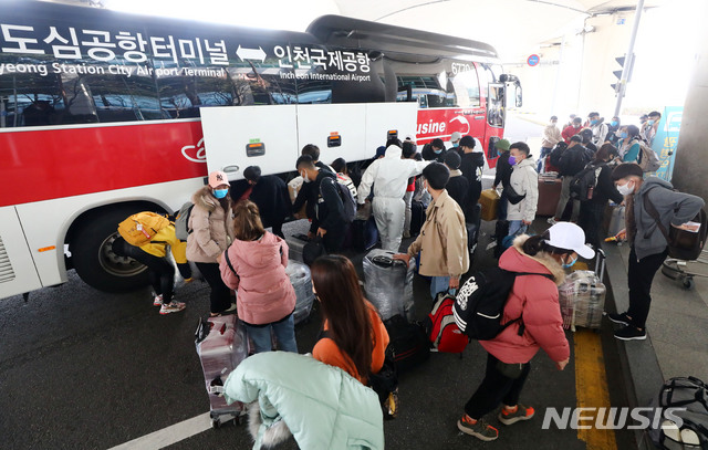 ▲ 인천공항에서 해외입국자들이 특별수송 공항버스에 탑승하기 위해 짐을 싣고 있다. ⓒ뉴시스