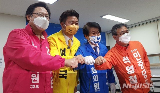 ▲ 제21대 국회의원선거 후보등록 첫날인 26일 오전 경남 창원시의창구선관위 사무실에서 미래통합당 강기윤(왼쪽부터), 정의당 여영국, 더불어민주당 이흥석, 민중당 석영철 후보가 취재진의 요청에 주먹 인사로 포즈를 취하고 있다.ⓒ뉴시스