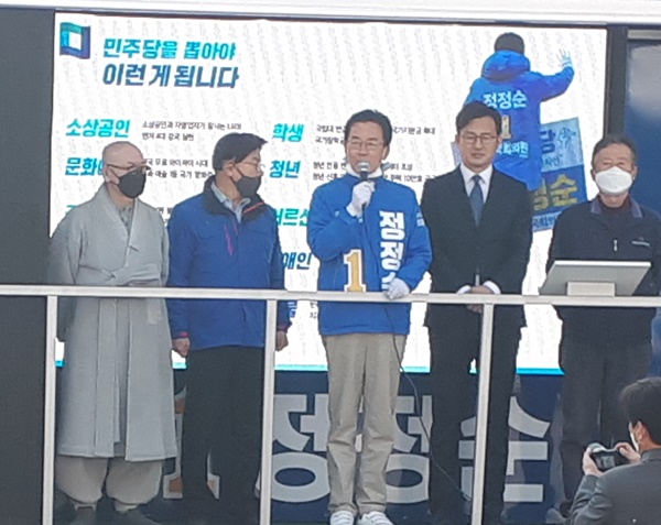 ▲ 더불어민주당 정정순 청주상당 후보가 선거 유세 첫날인 2일 유세차량에서 지지를 호소하고 있다.ⓒ정정순 후보 사무소