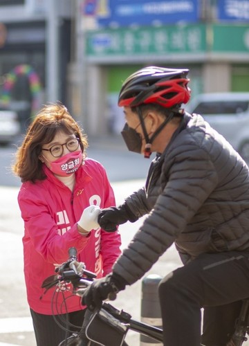 ▲ 대구 북구갑 양금희 미래통합당 후보가 공식 선거운동 이틀째인 3일 우한 코로나 예방을 위해 조용하고 차분한 선거운동을 펼치고 있다.ⓒ양 후보 측