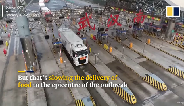 ▲ 지난 2월 봉쇄된 우한시에 식량을 실어 나르는 트럭이 고속도로 요금소로 진입하는 모습. 우한코로나 사태가 길어지면 세계 각지의 식량수출국가에서 같은 일이 벌어질 수 있다. ⓒ홍콩 SCMP 유튜브 채널 캡쳐.