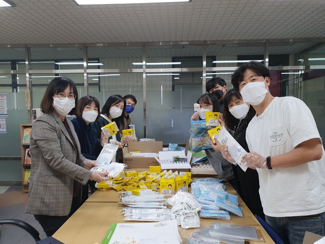 ▲ 달성군청소년상담복지센터·달성군꿈드림센터는 센터를 이용 중인 위기청소년들 130여 명 대상으로 코로나19 대비 지원물품을 전달했다.ⓒ달성군