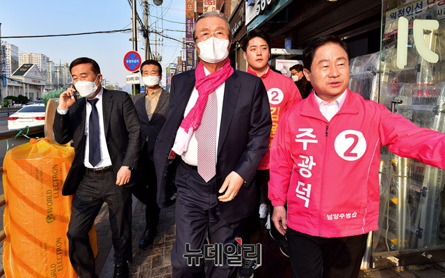 ▲ 김종인 미래통합당 총괄선대위원장이 2일 오후 경기 남양주시 남양주병 선거사무실을 격려 방문했다. 선거사무소에는 심장수 남양주갑 후보, 김용식 남양주을 후보, 주광덕 남양주병 후보가 자리했다. ⓒ정상윤 기자