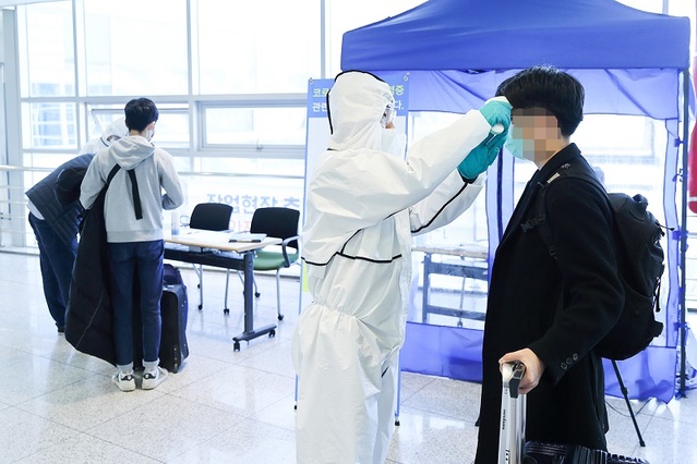 ▲ 대전시가 대전역에 설치한 선별진료소에서 KTX를 타고 대전역에 도착한 한 해외입국자를 대상으로 코로나19  검사를 실시하고 있다.ⓒ대전시