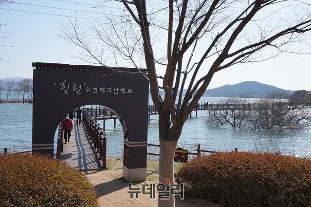 ▲ 탑정호 광장을 지나 본격적인 소풍길에 들어서면 힐링수변데크산책로가 나오는데 여기서부터 본격적인 소풍길이 시작된다.ⓒ김정원 기자