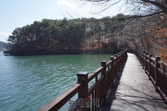 ▲ 솔섬 인근 아름다운 데크길.ⓒ김정원 기자