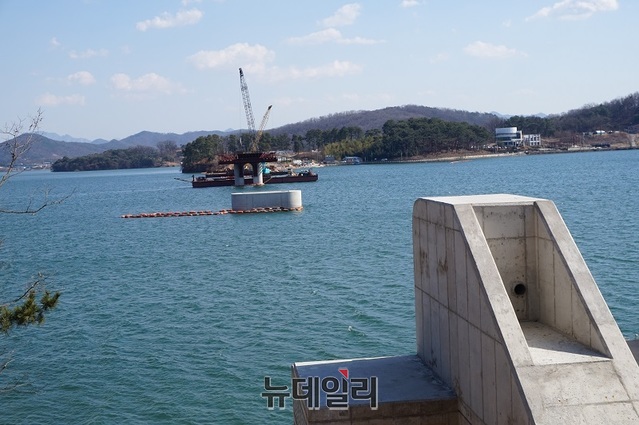 ▲ 탑정호 출렁다리 공사현장.ⓒ김정원 기자