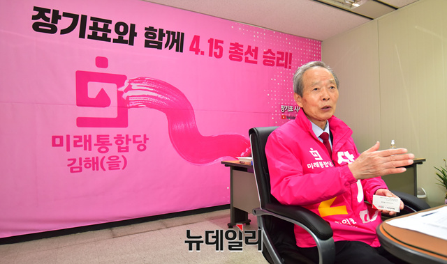 ▲ 미래통합당 김해을 국회의원 후보로 출마하는 장기표(74) 후보. 그는 본지와의 인터뷰에서 문재인 정부를 '사이비 진보'라고 진단했다. ⓒ정상윤 기자
